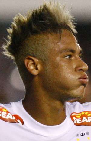 Neymar voltou a descolorir cabelos e barba nesta quarta Foto: Ricardo Saibun / Gazeta Press