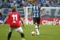 Rhodolfo carrega bola pela equipe do Grêmio