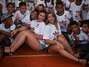 De shortinho, irmãs Minerato vão a festa beneficente no Corinthians. Foto: Paduardo