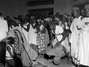 Homens executam uma dança tradicional do país em 1951  Foto: AFP