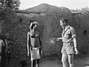 Outra foto de 1951 mostra uma malinesa conversando com um visitante europeu  Foto: AFP