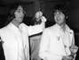 John Lennon (esq.) deu a guitarra de presente a um amigo, que vendeu o instrumento em 2004Foto: Getty Images
