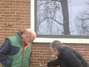 Klaas Koster e Jannette Schoorl mostram a rachadura na parede de sua casa em Middelstum  Foto: BBCBrasil.com