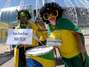 Após protestos, torcida brasileira chega empolgada ao Castelão. Foto: Ricardo Matsukawa