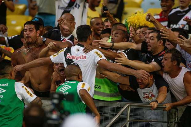 Mas Gilbertou encheu o pé no meio do gol e marcou Foto: Rudy Trindade / FramePhoto