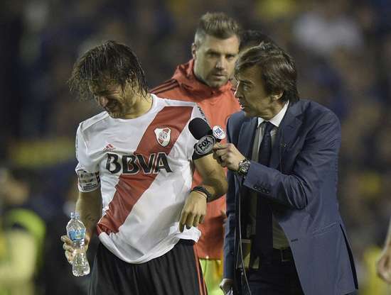O clássico entre Boca Juniors e River Plate, pelas oitavas de final da Copa Libertadores, tinha tudo para ser um grande jogo, mas se tornou um fiasco, atrapalhado por spray de pimenta, drone e outros fatos lamentáveis. Ponzio (dir.) foi um dos jogadores que mais sentiu dor por causa do spray de pimenta Foto: Natacha Pisarenko / AP
