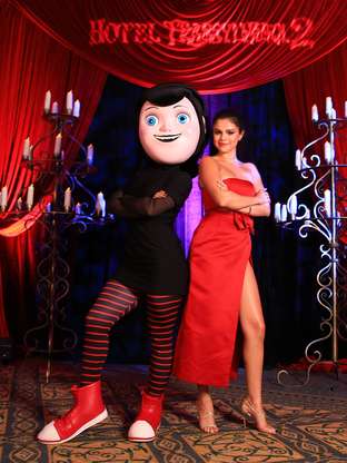 Selena Gomez también compartió con sus colegas Adam Sandler y Kevin James, quienes dan vida en 'Hotel Transylvania 2' al 'Conde Drácula' y el 'Monstruo Frankenstein, 'Frank'', respectivamente. Foto: Getty Images