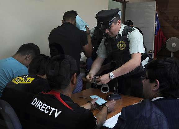 Los 16 detenidos en Valparaíso quedaron en libertad. 11 de ellos con medidas cautelares como no ingresar a estadios por un año. Ocho son fanáticos de Colo Colo y tres de Santiago Wanderers. Foto: ATON