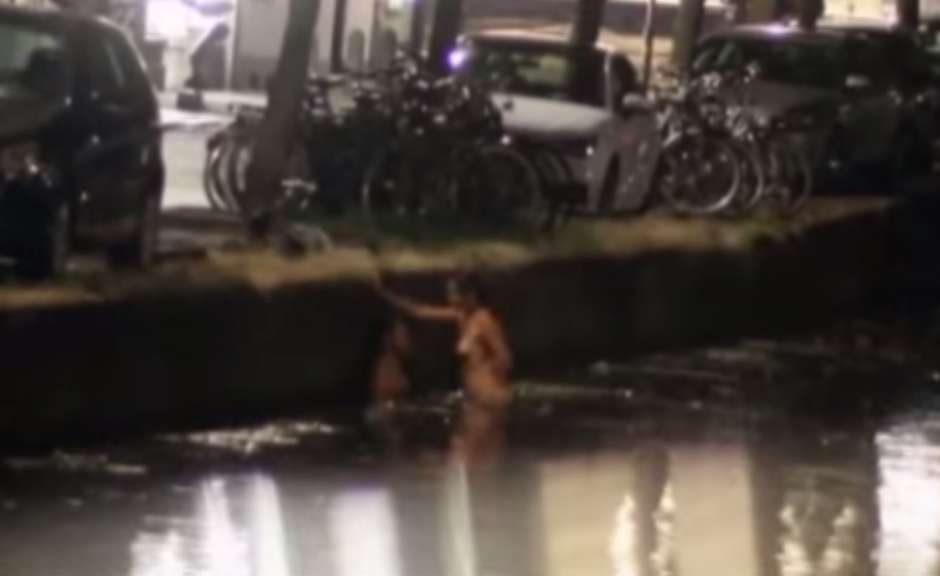 En mayo de 2014, una pareja fue sorprendida teniendo relaciones sexuales dentro de un cajero en la ciudad de Oviedo, al noreste de España. Estaban desnudos, al lado de la máquina y fueron vistos por algunas personas que pasaban y llamaron a la policía.   Foto: The Mirror / Reprodução