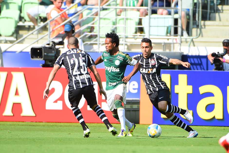 Corinthians joga água fria no Palmeiras e 
