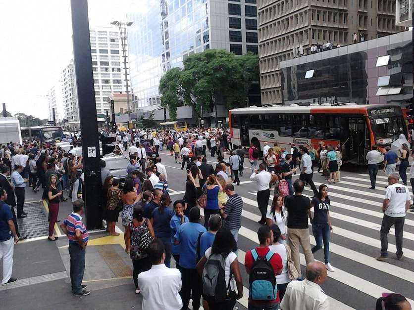 Ao menos dois ônibus e 11 carros se envolveram em um acidente na avenida Paulista, região central de São Paulo, na tarde desta terça-feira Foto: Roberto Jardim Schulz