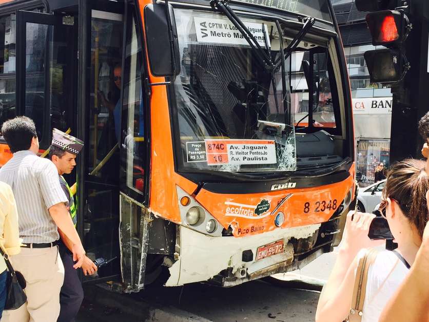 Ao menos dois ônibus e 11 carros se envolveram em um acidente na avenida Paulista, região central de São Paulo, na tarde desta terça-feira Foto: Roberto Jardim Schulz
