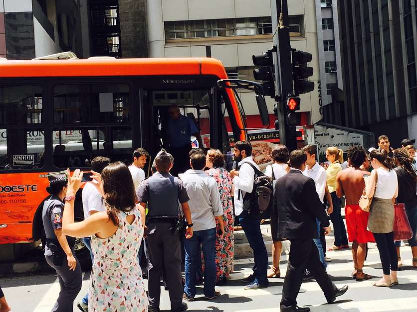 Ao menos dois ônibus e 11 carros se envolveram em um acidente na avenida Paulista, região central de São Paulo, na tarde desta terça-feira Foto: Roberto Jardim Schulz