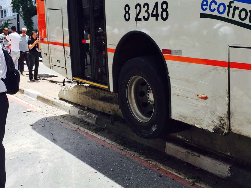 Ao menos dois ônibus e 11 carros se envolveram em um acidente na avenida Paulista, região central de São Paulo, na tarde desta terça-feira Foto: Roberto Jardim Schulz