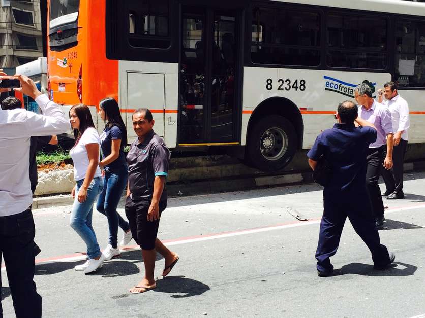 Ao menos dois ônibus e 11 carros se envolveram em um acidente na avenida Paulista, região central de São Paulo, na tarde desta terça-feira Foto: Roberto Jardim Schulz