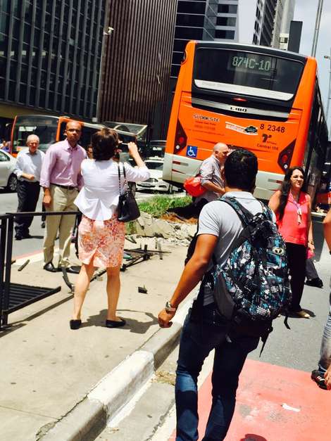 Ao menos dois ônibus e 11 carros se envolveram em um acidente na avenida Paulista, região central de São Paulo, na tarde desta terça-feira Foto: Roberto Jardim Schulz