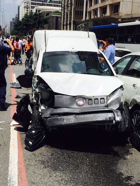 Ao menos dois ônibus e 11 carros se envolveram em um acidente na avenida Paulista, região central de São Paulo, na tarde desta terça-feira Foto: Roberto Jardim Schulz