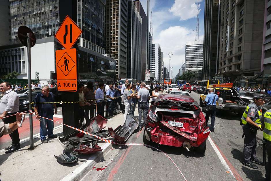 Ao menos dois ônibus e 11 carros se envolveram em um acidente na avenida Paulista, região central de São Paulo, na tarde desta terça-feira Foto: Roberto Jardim Schulz
