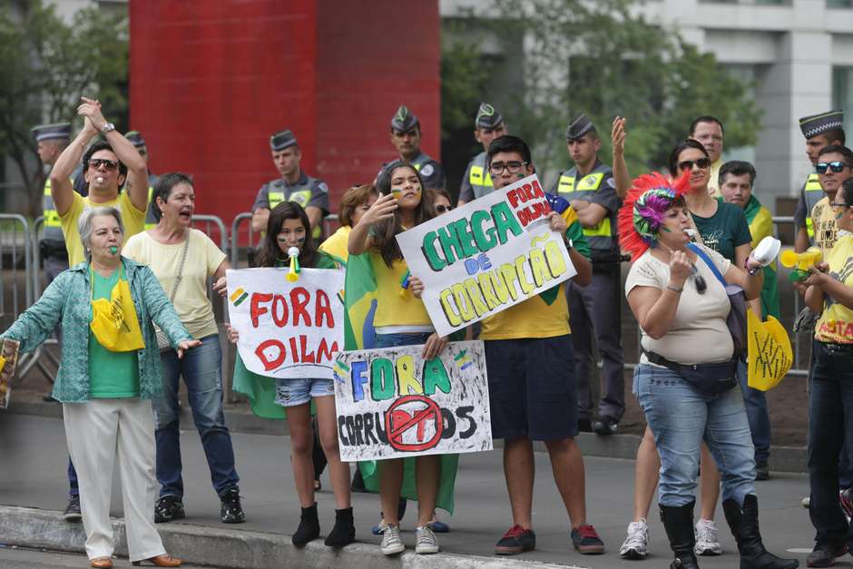 Brasília -  Faixa pede a saída do PT do poder, no Distrito Federal Foto: Charles Sholl / Futura Press