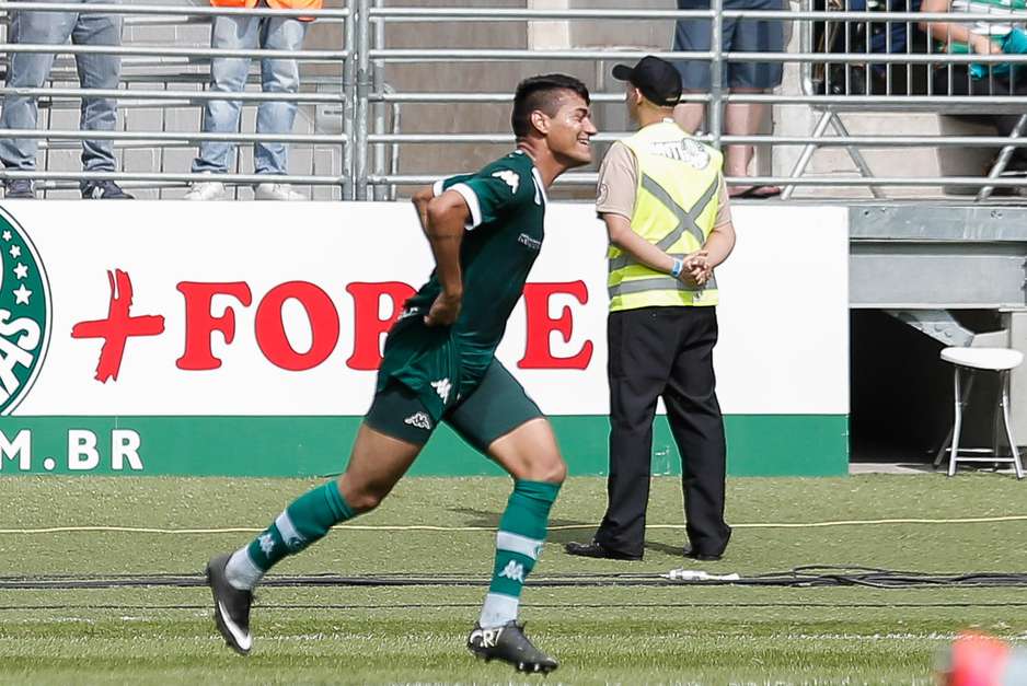 Péricles dividiu com Victor Ramos no lance que acabou em gol contra do zagueiro palmeirense Foto: Marcello Zambrana / Agif / Gazeta Press