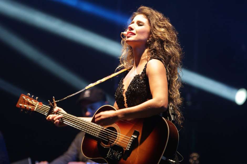 Paula Fernandes usou um vestido transparente, que deixava sua calcinha à mostra, durante o show na Festa do Peão de Boiadeiro de Extrema, em Minas Gerais, nessa quinta-feira (4) Foto: Denilson Silva / AgNews