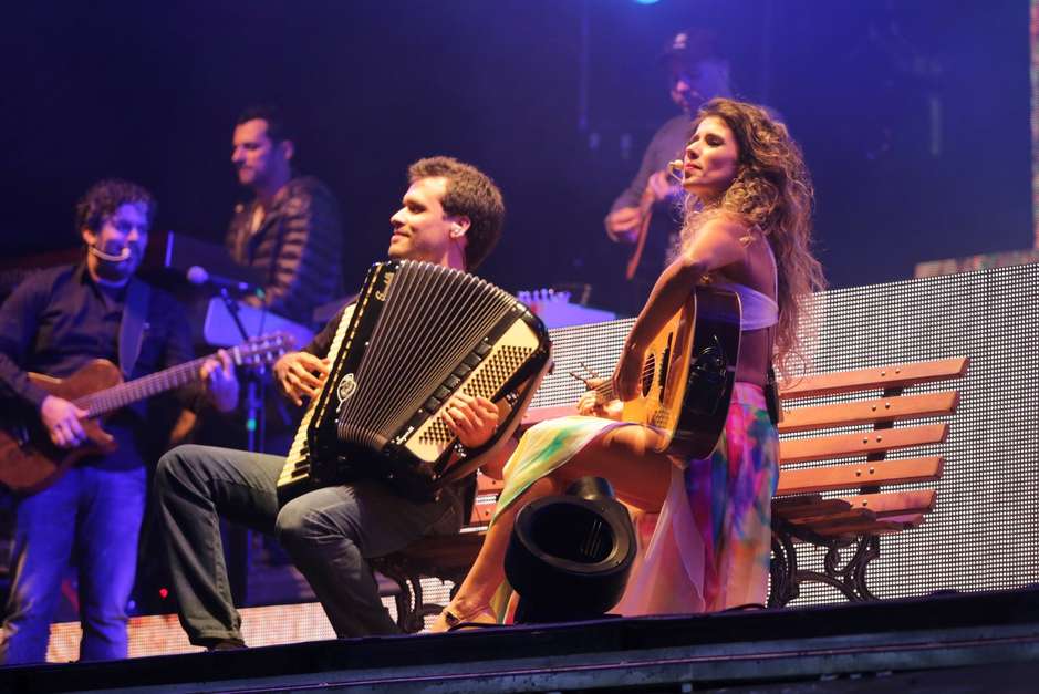 Paula Fernandes usou um vestido transparente, que deixava sua calcinha à mostra, durante o show na Festa do Peão de Boiadeiro de Extrema, em Minas Gerais, nessa quinta-feira (4) Foto: Denilson Silva / AgNews