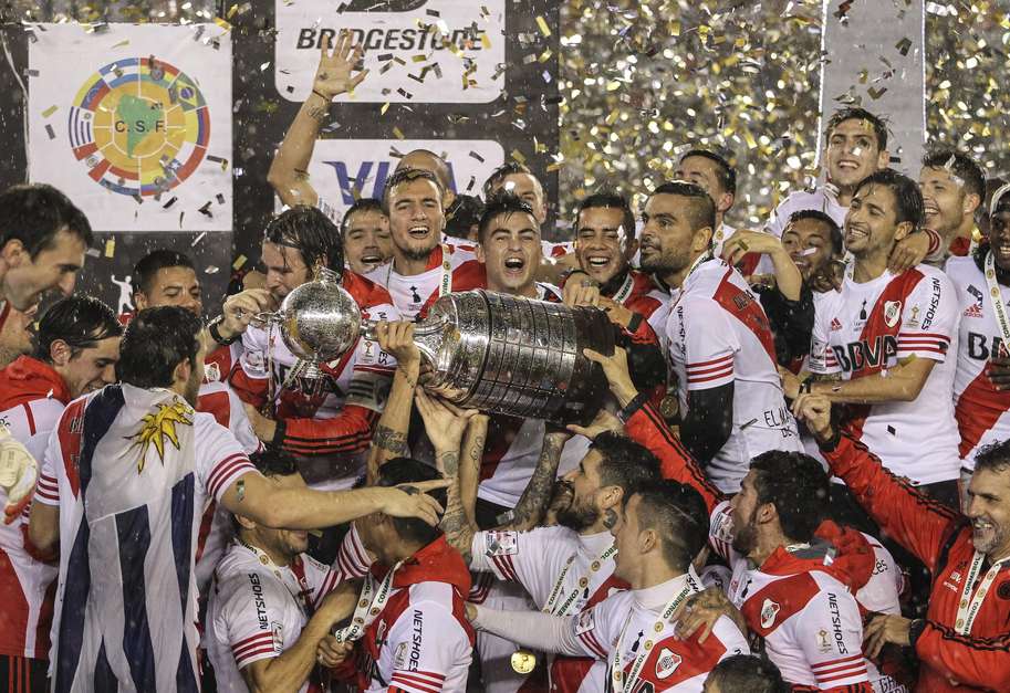 Jogadores fazem festa com tricampeonato da Libertadores Foto: David Fernandez / EFE