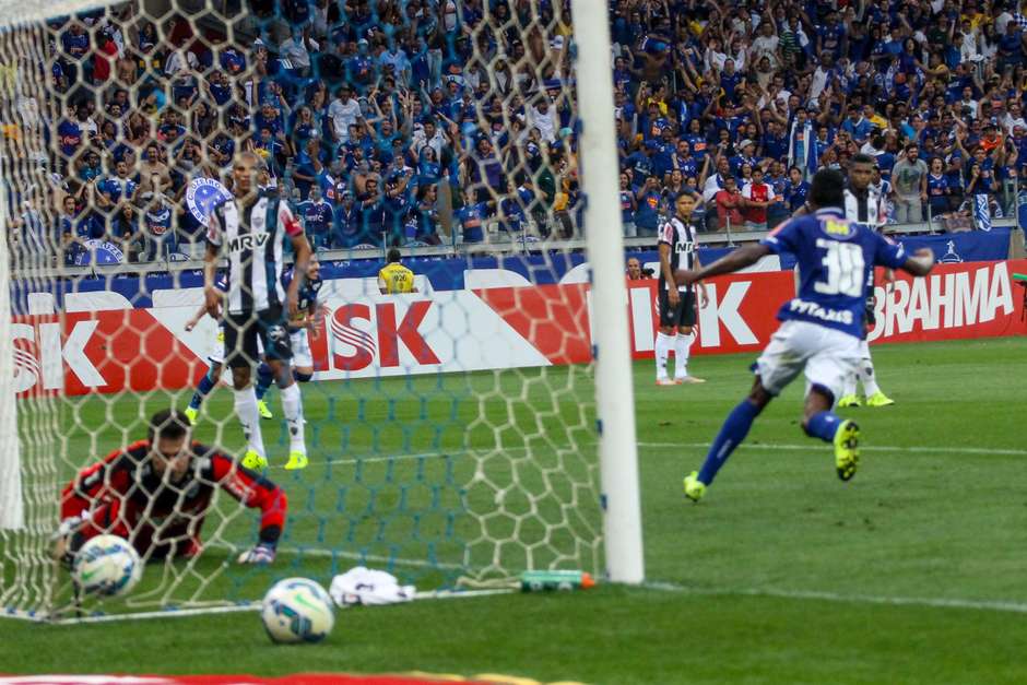Gol do Cruzeiro em jogo contra o Atlético-MG no clássico do Mineirão Foto: Denis Dias / Gazeta Press