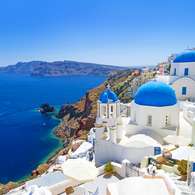 Conheça Santorini, ilha grega no roteiro dos cruzeiros. Foto: Shutterstock