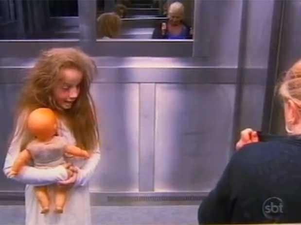Menina fantasma do elevador conta que teve vontade de rir durante gravação de pegadinha do SBT Foto: Reprodução