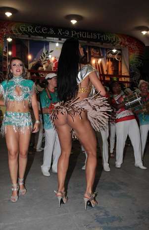 Camila Vernaglia esteve na quadra da escola de samba X-9 Paulistana, na noite deste domingo (2) Foto: Orlando Oliveira / AgNews