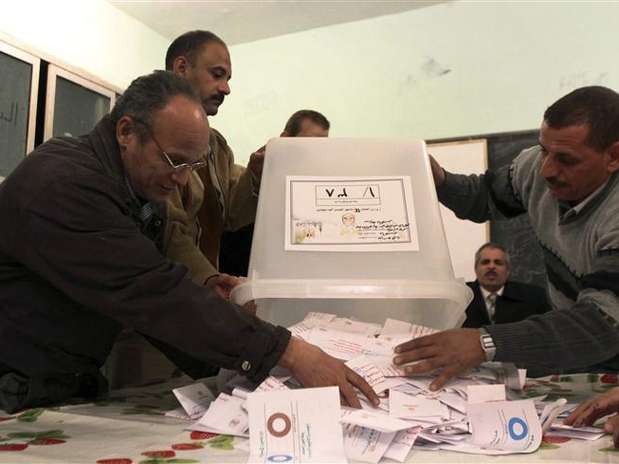 Autoridades contam votos após urnas serem fechadas em Bani Sweif, no Egito Foto: Stringer / Reuters