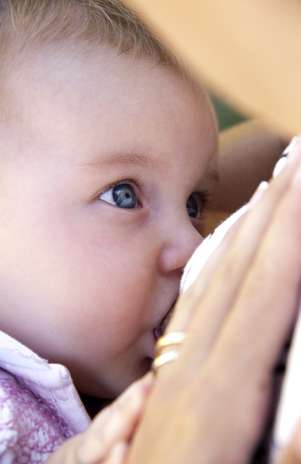 O estudo mostrou que o leite materno é um dos fatores determinantes na formação da flora bacteriana dos bebês Foto: Getty Images