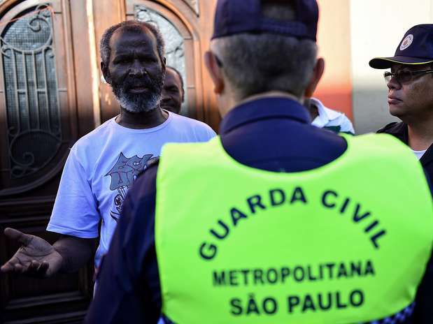 Moradores sem-teto dialogam com Guarda Municipal na região da Luz Foto: Fernando Borges / Terra