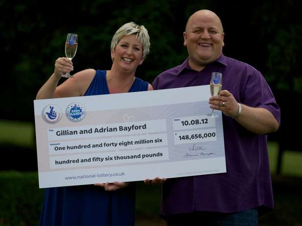 Adrian (dir.) e Gillian Bayford posam com o cheque milionário em agosto de 2012 Foto: AFP