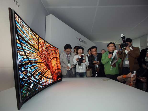O televisor OLED da Samsung com tela curva deve chegar ao mercado no segundo semestre deste ano Foto: Divulgação