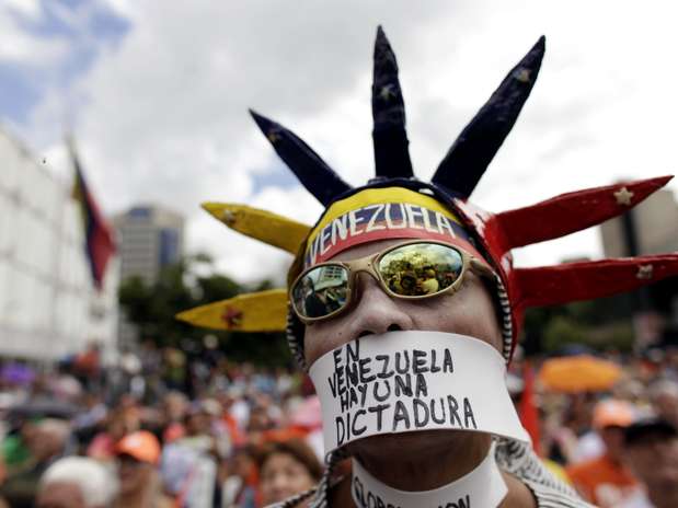 Venezuelano protesta contra decisão do TSJ, que aprovou a postergação da posse de Chávez Foto: AP