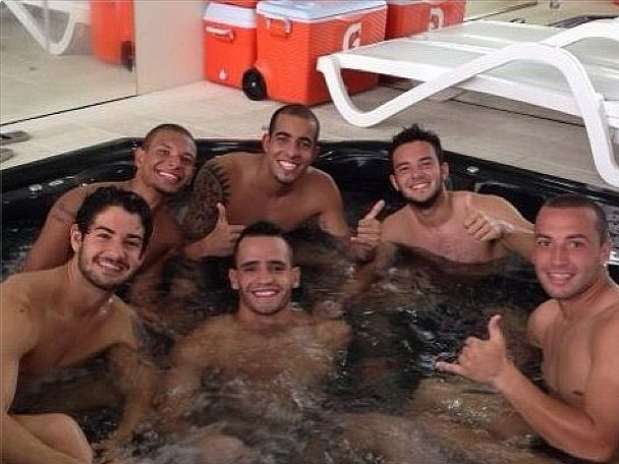 Com companheiros do Corinthians, Pato aproveita momento de relaxamento após treino Foto: Instagram / Reprodução