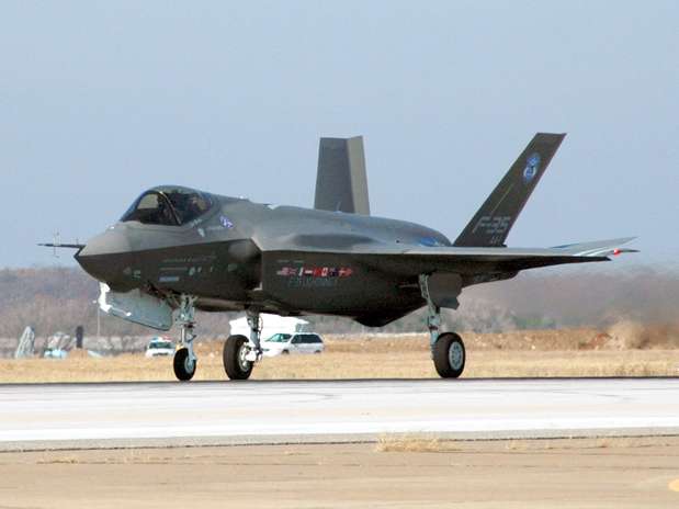 O avião está em fase de testes e deve substituir os tradicionais F-22 da Força Aérea americana Foto: AFP