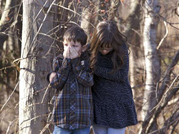 Crianças se assustam com o tiroteio na escola primária Sandy Hook, em Newtown, no Estado de Connecticut Foto: Reuters