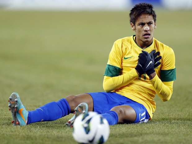 Neymar não escondeu a decepção pelo lance perdido Foto: AP