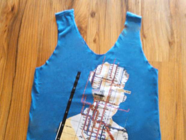 Com a customização, uma simples camiseta se transforma em uma prática sacola de praia Foto: Divulgação