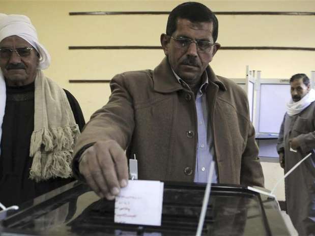 Governo e oposição afirmam que eleitores egípcios endossaram a nova Constituição do país por pequena margem de difença. 15/12/2012 Foto: Stringer / Reuters
