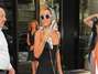 Veja fotos de Rihanna circulando com vestido ousado