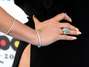 Com fenda ousada, Ke$ha quase mostra demais em evento