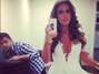 Nicole Bahls posta foto com vestido branco e decotado