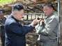 Cabra ganha afago de Kim Jong-un em visita a militares