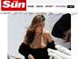 Mulher de Orlando Bloom deixa seios à mostra em praia nos EUA