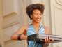 Mechas douradas combinam bem com mulheres negras; confira