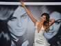 Isabeli Fontana usa decote profundo em evento de cabelos